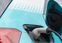 Coche eléctrico cargando