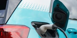 Farolas, bordillos y canaletas: así prueba Europa a cargar el coche eléctrico sin garaje Coche eléctrico cargando