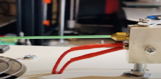 Un robot que recicla el plástico para su uso en impresión 3D